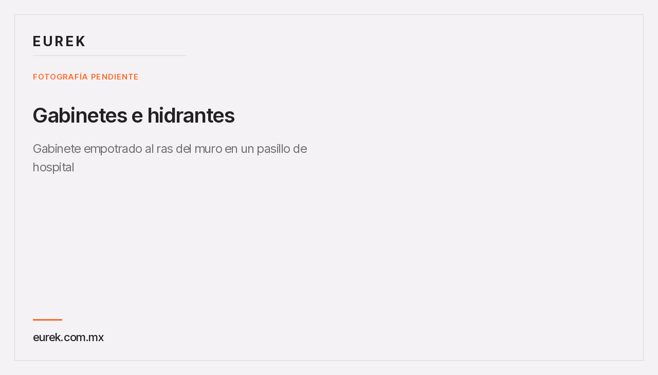 Espacio reservado para la fotografía del gabinete empotrado al ras del muro en un pasillo de hospital