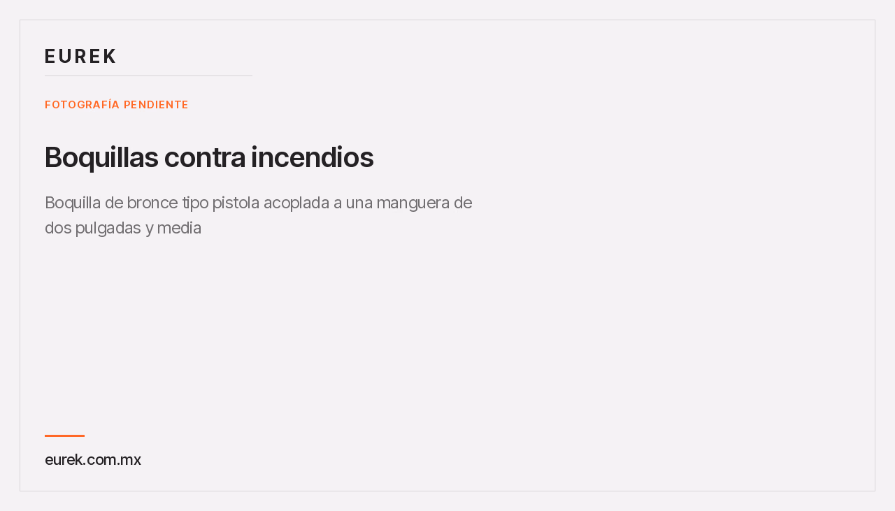 Boquilla de bronce tipo pistola acoplada a una manguera de dos pulgadas y media