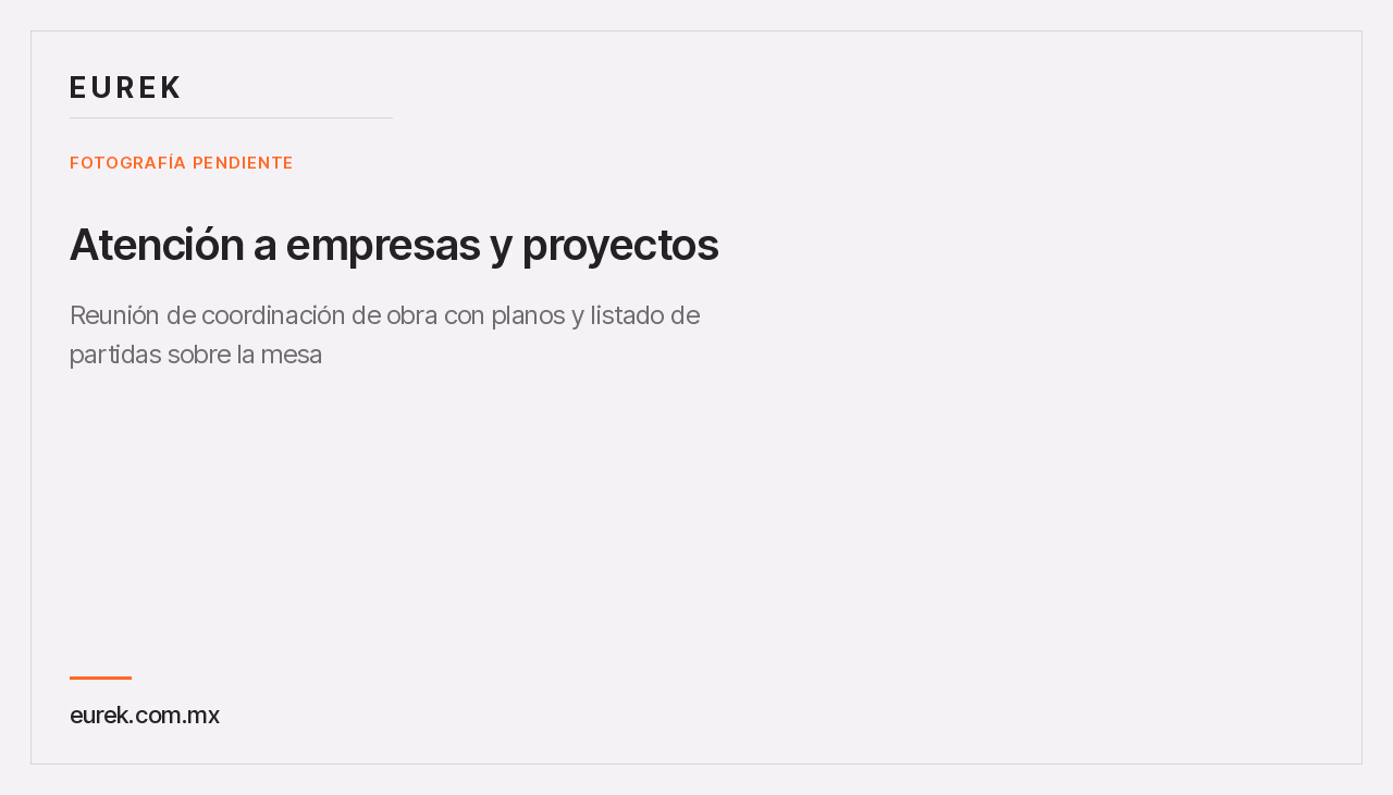 Reunión de coordinación de obra con planos y listado de partidas sobre la mesa