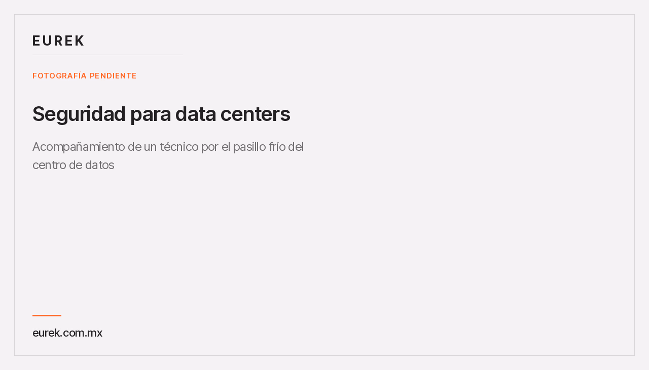 Espacio reservado para la fotografía del acompañamiento de un técnico por el pasillo frío del centro de datos