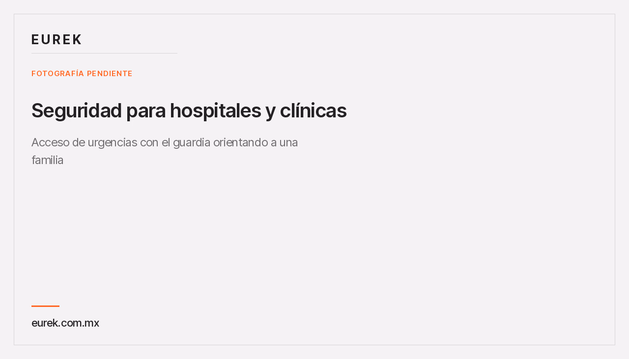 Espacio reservado para la fotografía del acceso de urgencias con el guardia orientando a una familia