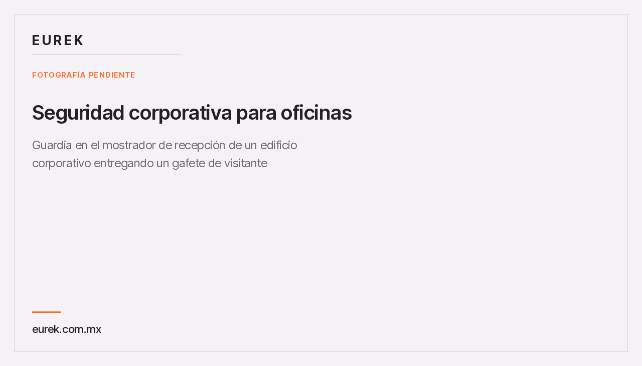 Guardia en el mostrador de recepción de un edificio corporativo entregando un gafete de visitante