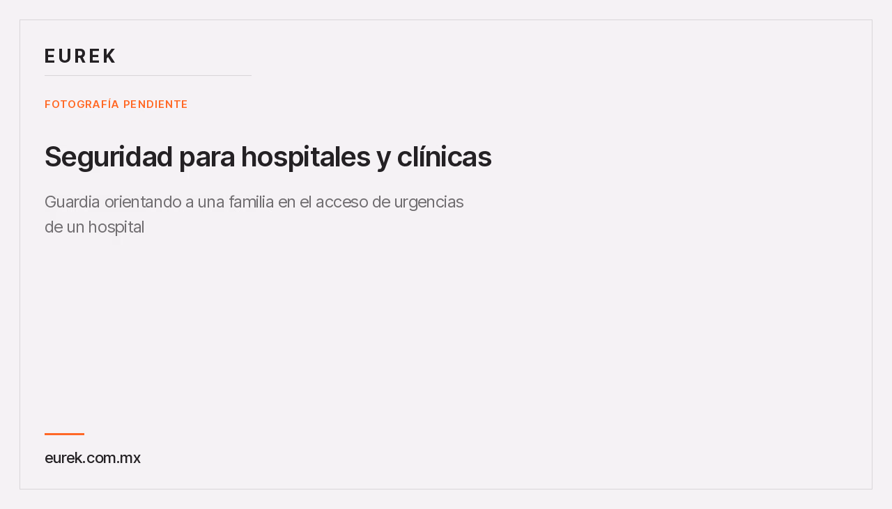 Guardia orientando a una familia en el acceso de urgencias de un hospital