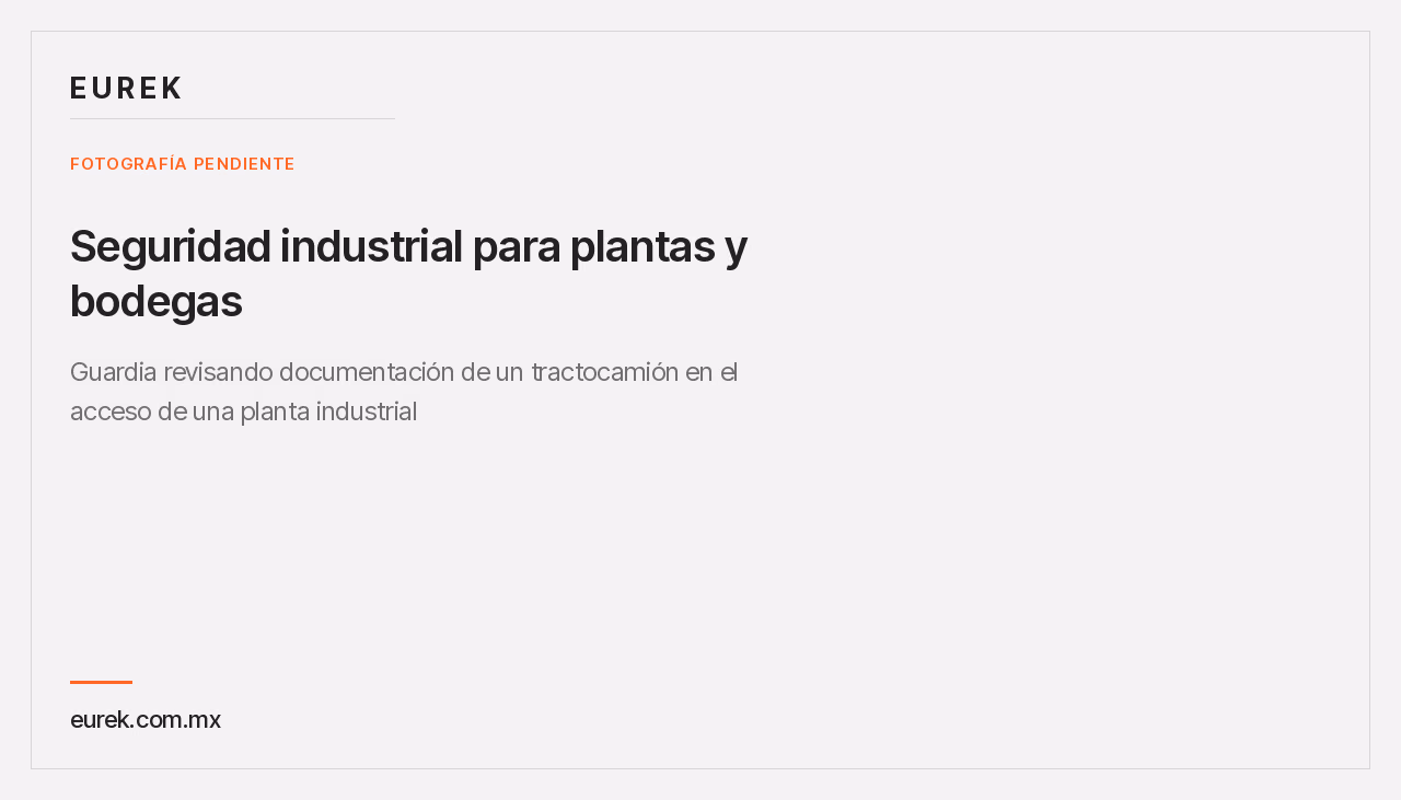Guardia revisando documentación de un tractocamión en el acceso de una planta industrial