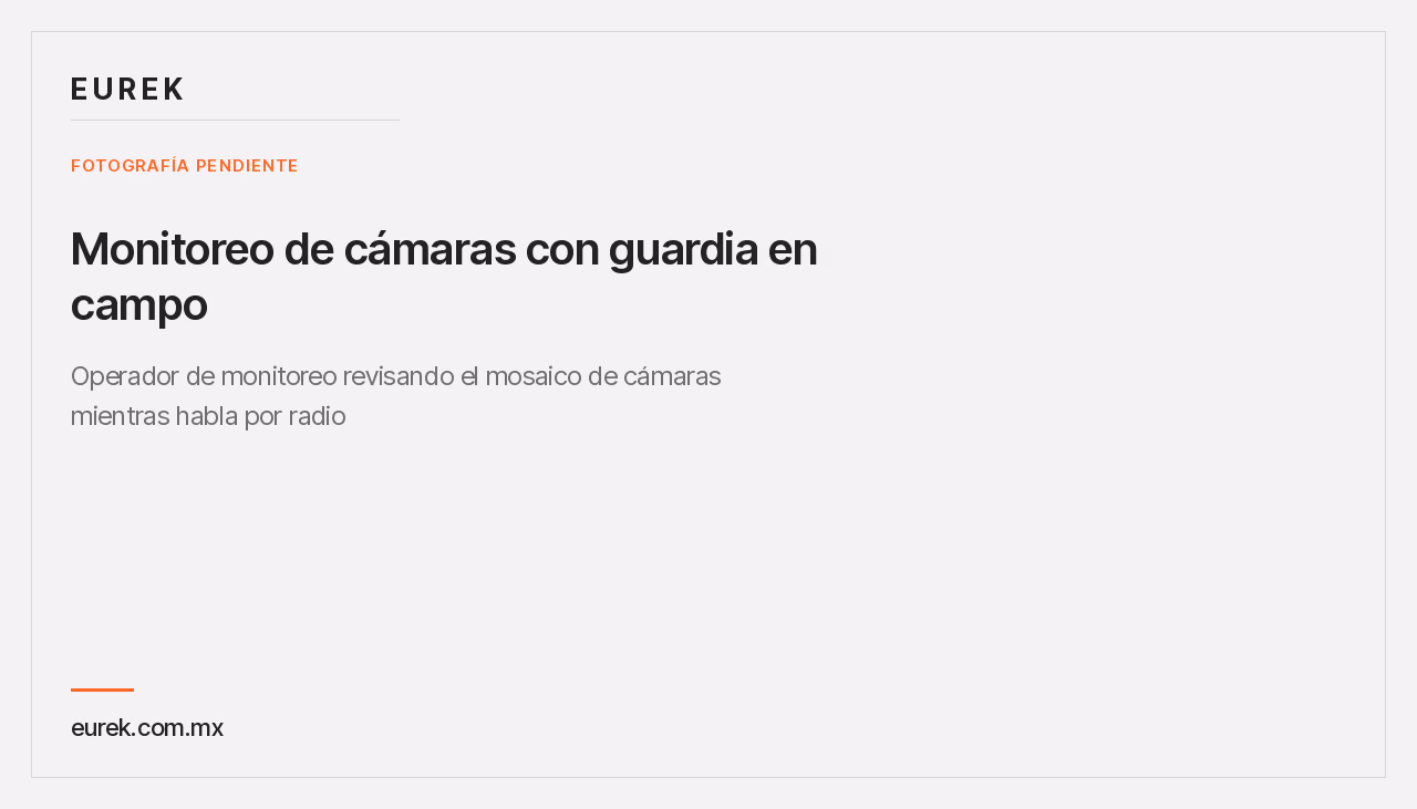 Operador de monitoreo revisando el mosaico de cámaras mientras habla por radio