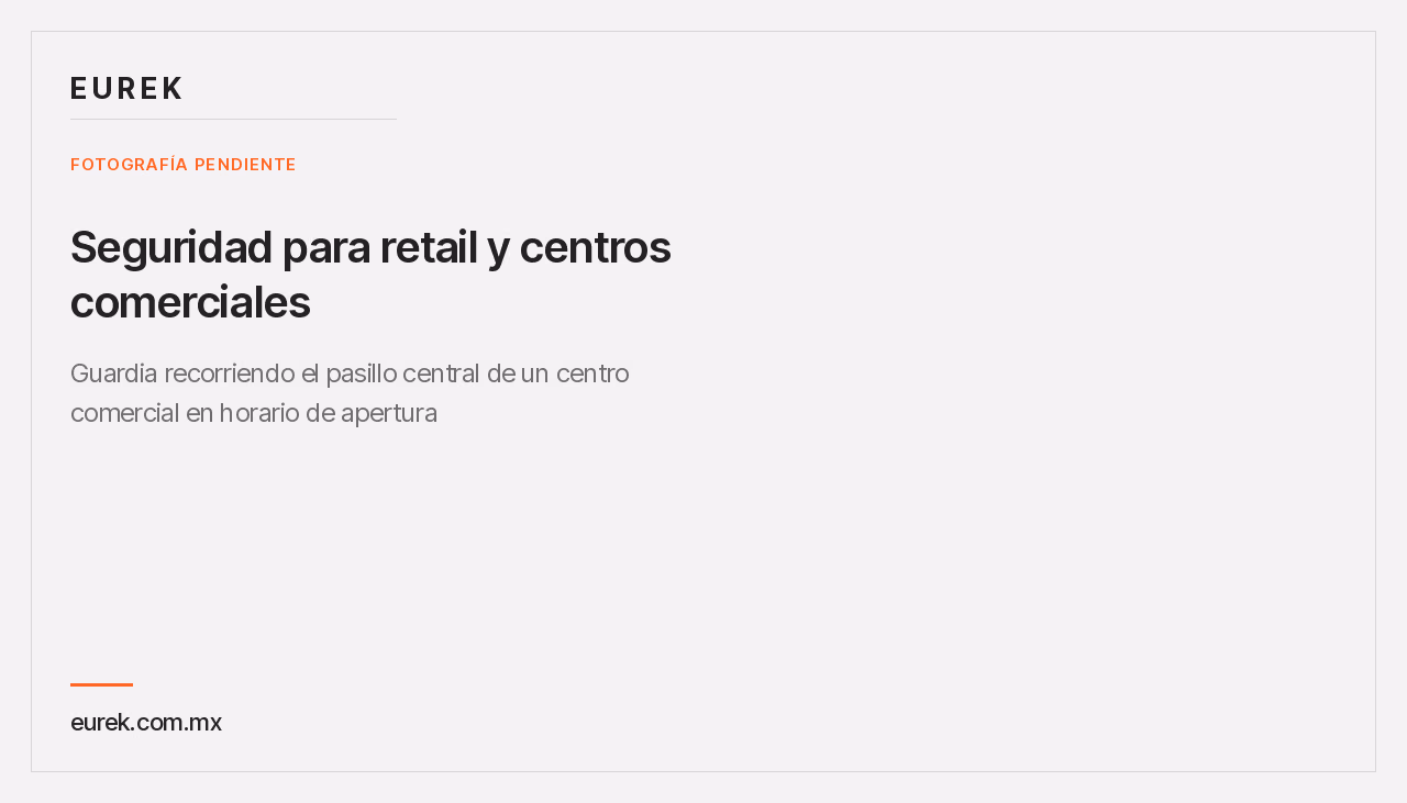 Guardia recorriendo el pasillo central de un centro comercial en horario de apertura