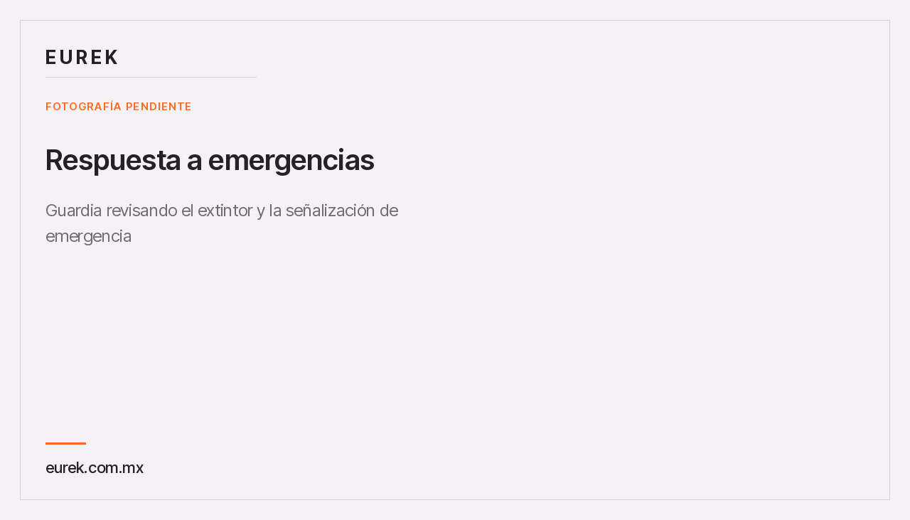 Guardia revisando el extintor y la señalización de emergencia en el pasillo del condominio
