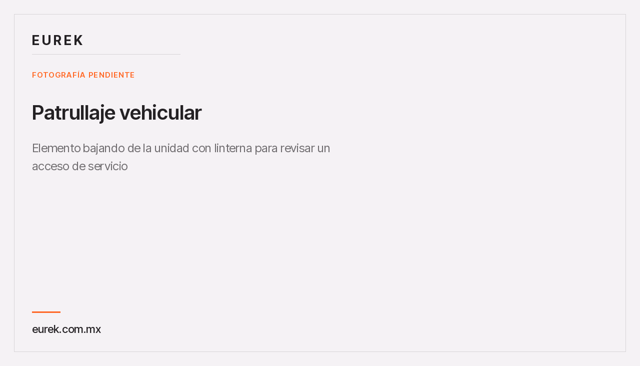 Espacio reservado para la fotografía del elemento bajando de la unidad con linterna para revisar un acceso de servicio