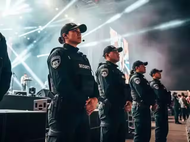 Personal de VIRELTA en gestión de multitudes durante un evento masivo